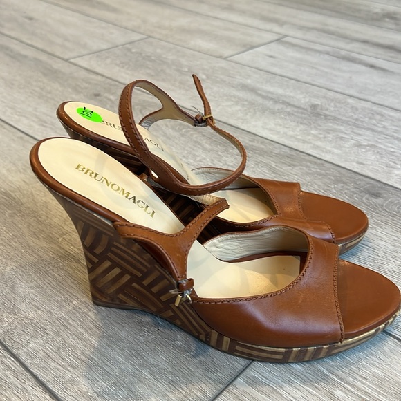 Bruno Magli made in Italy Brown leather Wedge embossed Sandals size 10.5 - Picture 2 of 11